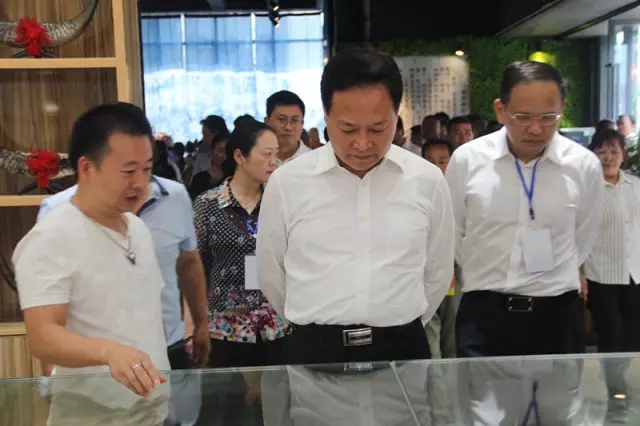 钻牛角尖工艺品发展有限公司,张家界牛角梳,钻牛角尖,张家界牛角制品,翠翠阁