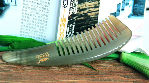 钻牛角尖工艺品发展有限公司,张家界牛角梳,钻牛角尖,张家界牛角制品,翠翠阁